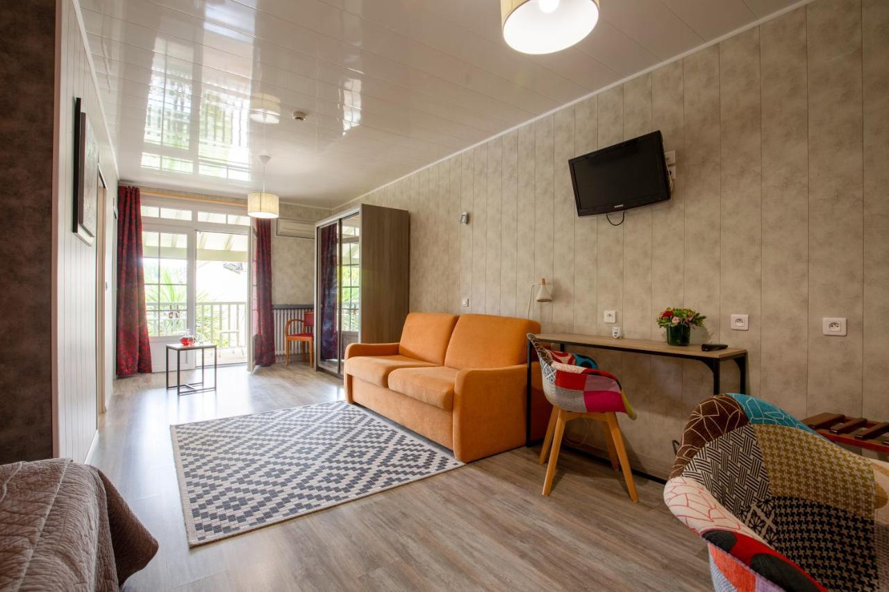 Logis Hotel Restaurant L'Essille Bassac Екстер'єр фото
