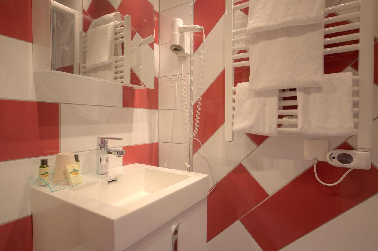 Logis Hotel Restaurant L'Essille Bassac Екстер'єр фото